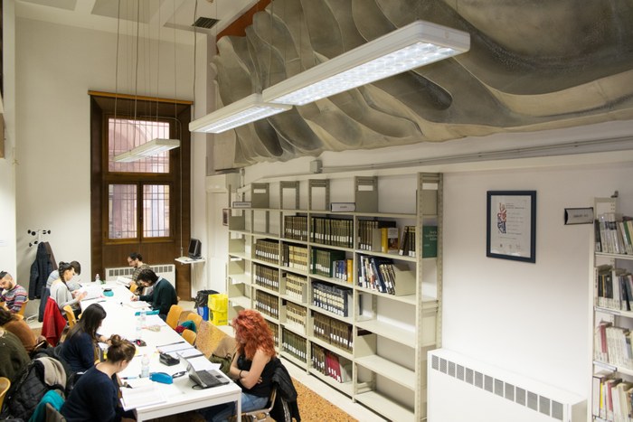 Biblioteca Bdu, sala lettura con statua di Carlo Zauli